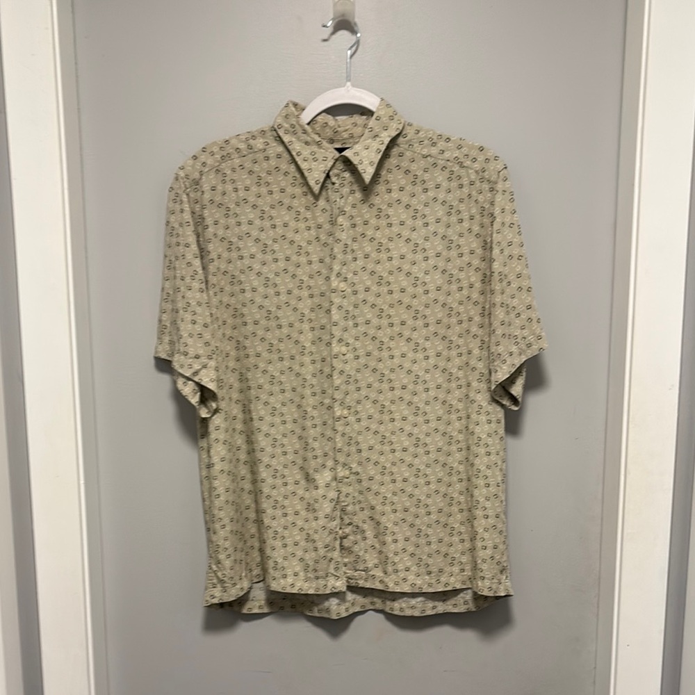 ☀️Claiborne Men's Beige Patterned button up shirt size medium